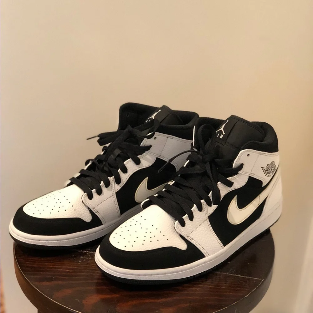 Air Jordan 1 Retro Mid “Tuxedo”